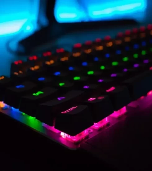 Schwarze Tastatur, die bunt in Regenbogenfarben aufleuchtet.